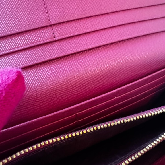 Prada wallet that can be converted to a wristlet or crossbody - Picture 6 of 8